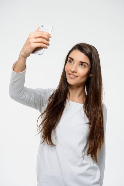 mujer blogger tomando selfie en teléfono móvil