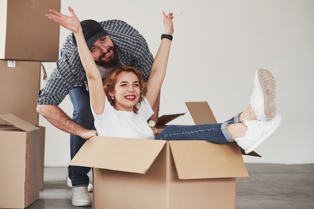 Mujer en el bo se siente bien. Pareja feliz juntos en su nueva casa. Concepción de mudanza