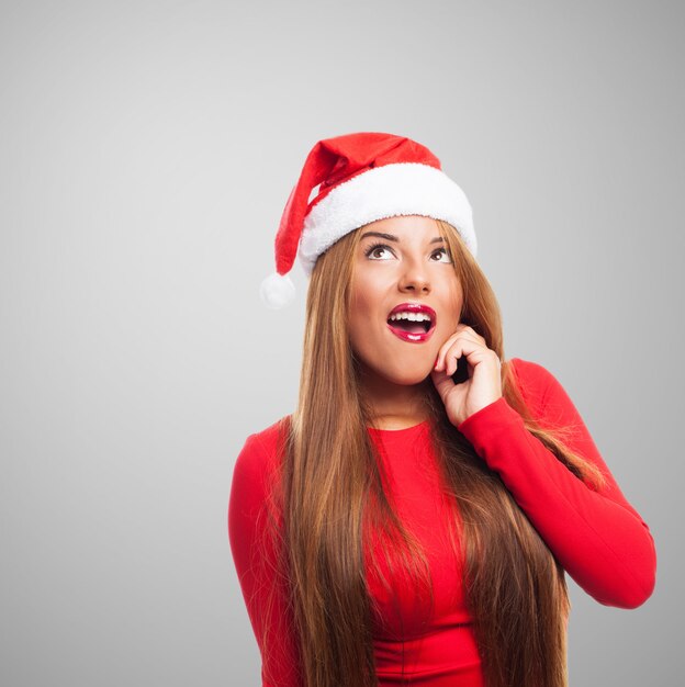 Mujer con la boca abierta y el sombrero de papa noel