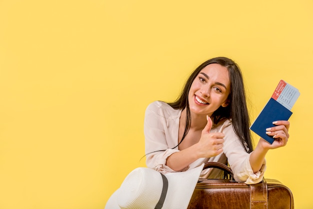 Foto gratuita mujer, con, boletos, dar, pulgar arriba