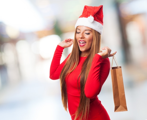 Mujer con una bolsa de la compra en un centro comercial