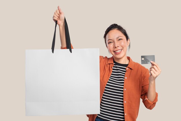 Mujer con una bolsa de compras blanca con espacio de diseño