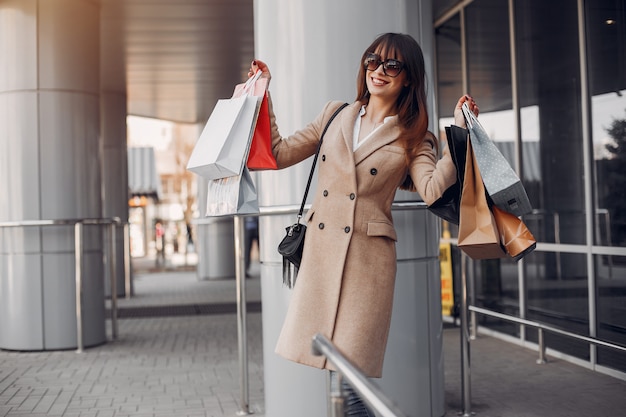 Mujer con bolsa de compras en una ciudad