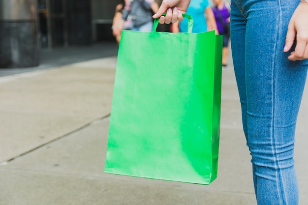 Mujer con bolsa de compras verde