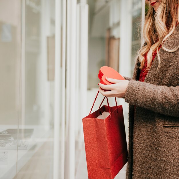 Mujer con bolsa y regalo