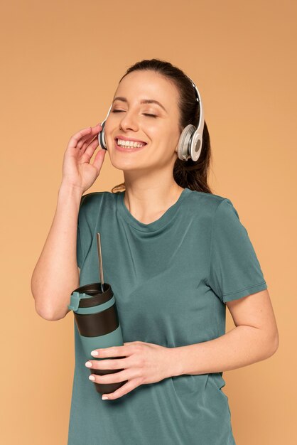 Mujer con bolsa de tortuga y auriculares