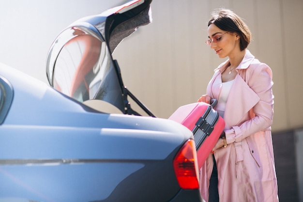 Mujer con bolsa de viaje