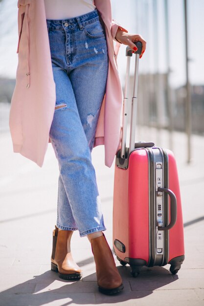 Mujer con bolsa de viaje