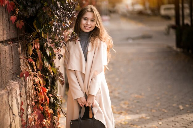 Mujer con bolsa