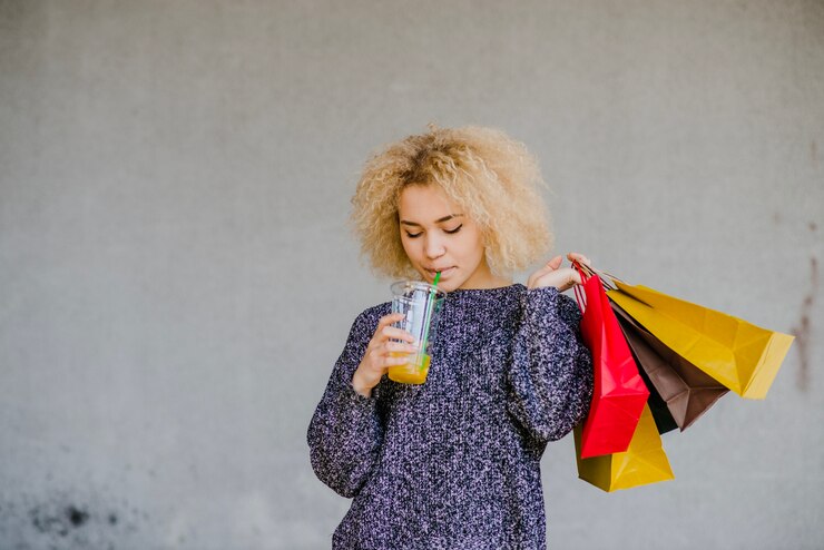 Foto gratuito mujer con bolsas de beber