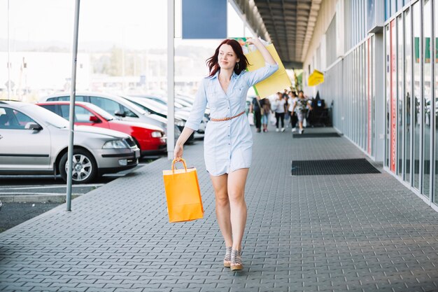 Mujer con bolsas de colores