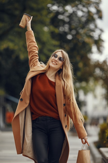 Foto gratuita mujer con bolsas de compras en una ciudad de verano