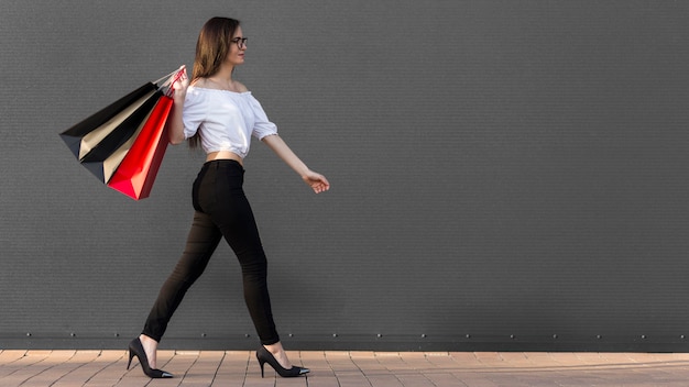 Mujer y bolsas de compras espacio de copia