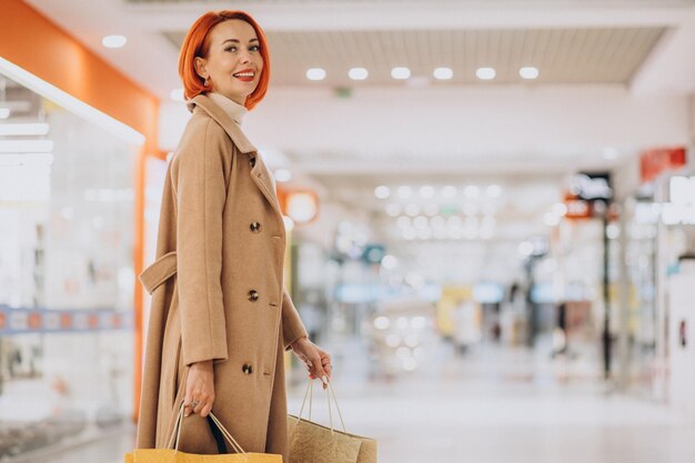 Mujer, con, bolsas de compras, hacer compras, en, mall