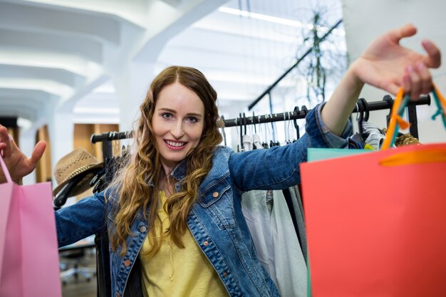 mujer con bolsas de compras hermosas