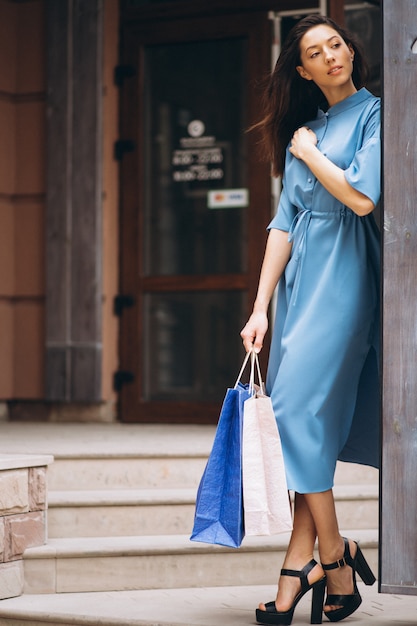 Mujer con bolsas de compras