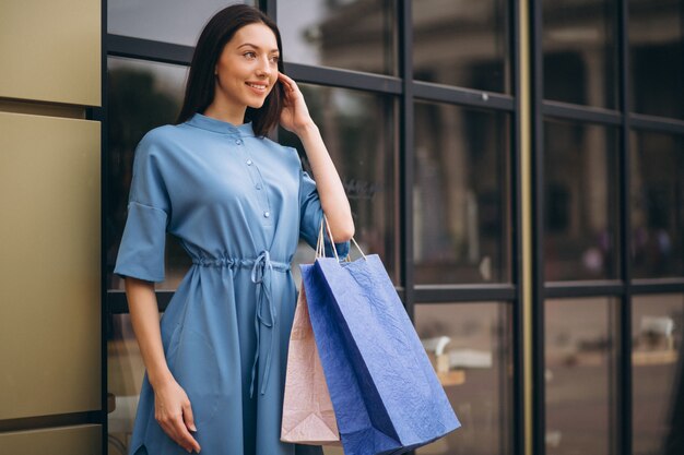 Mujer con bolsas de compras