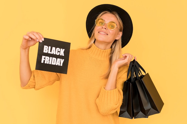 Mujer en bolsas negras de venta de viernes negro