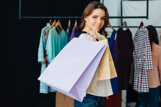 Mujer con bolsas de papel en la tienda