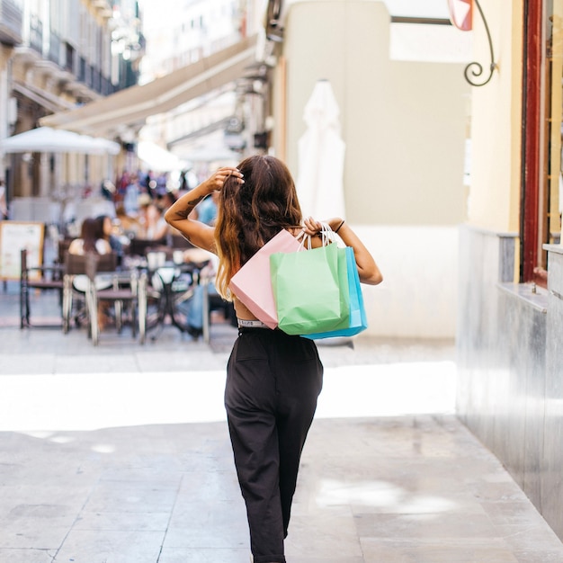 Foto gratuita mujer con bolsas de papel