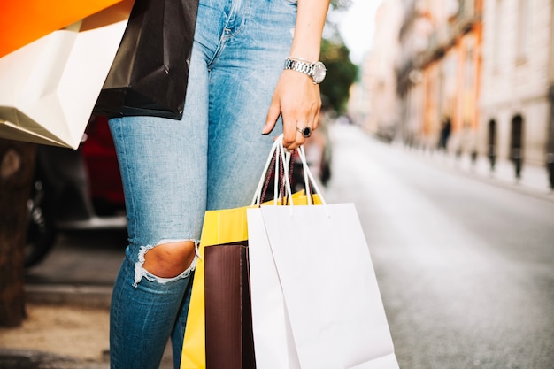 Foto gratuita mujer con bolsas de papel