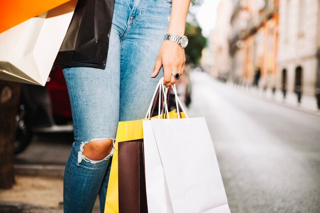 Mujer con bolsas de papel