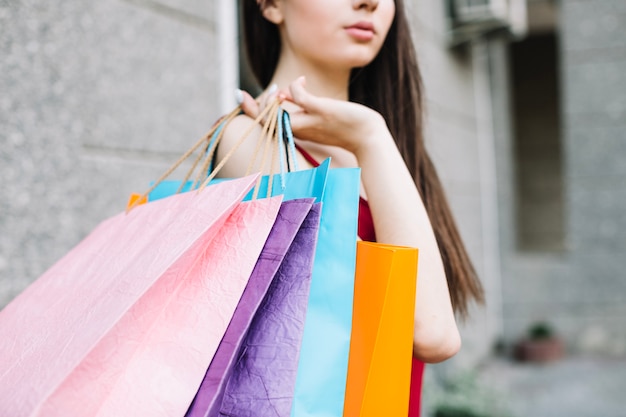 Mujer con bolsas de papel