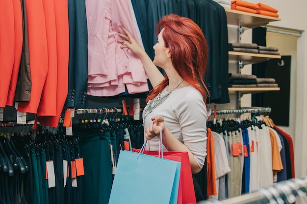 Mujer con bolsas en la tienda