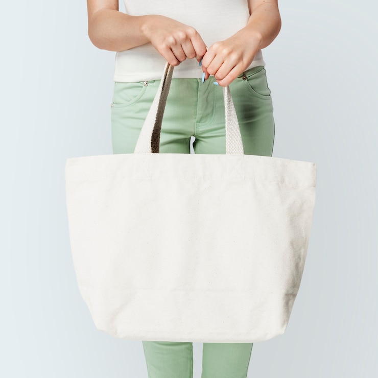 Foto gratuito mujer con bolso de mano blanco