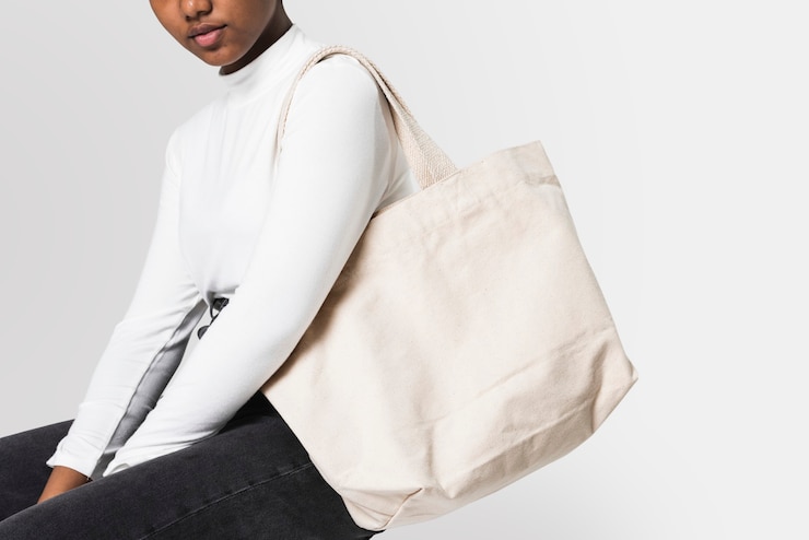 Foto gratuito mujer con bolso de mano blanco
