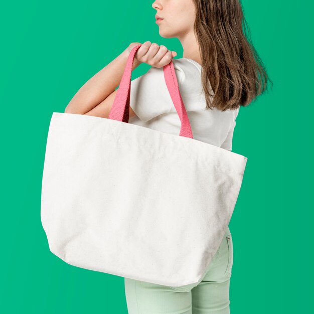 Mujer con bolso de mano blanco