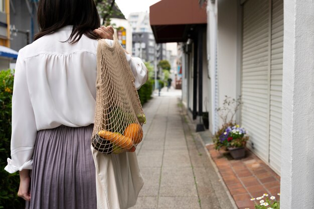 Mujer con bolso de mano vista posterior