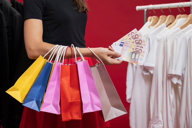 Mujer con bolsos coloridos en compras