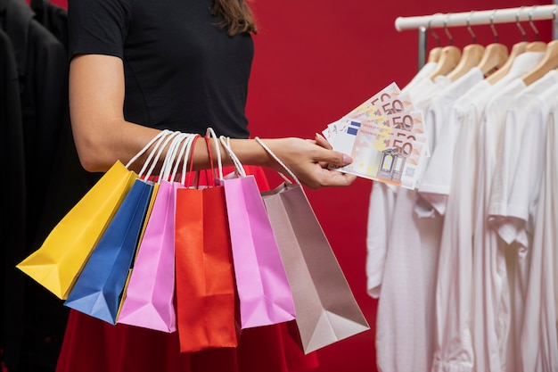 Mujer con bolsos coloridos en compras