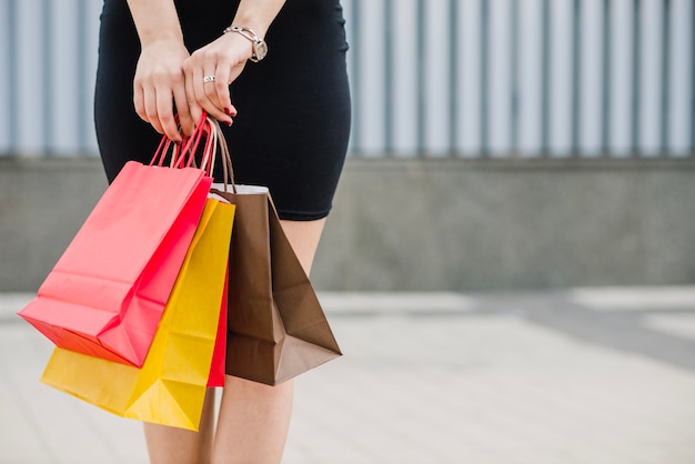 Mujer en bolsos negros de la explotación agrícola del vestido