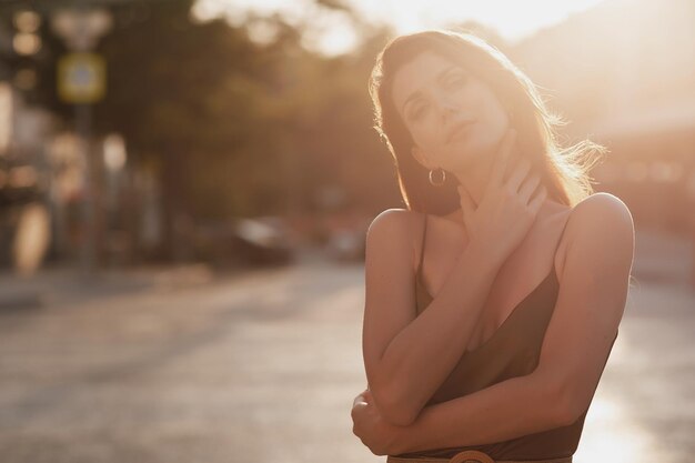 mujer bonita al aire libre