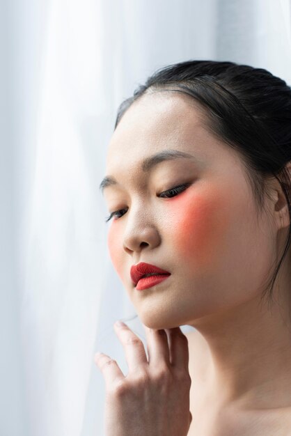Mujer bonita asiática con maquillaje