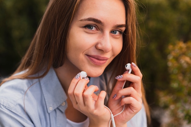 Mujer bonita con auriculares