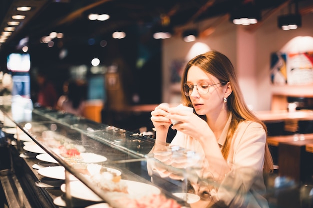 Foto gratuita mujer bonita con bebida en café