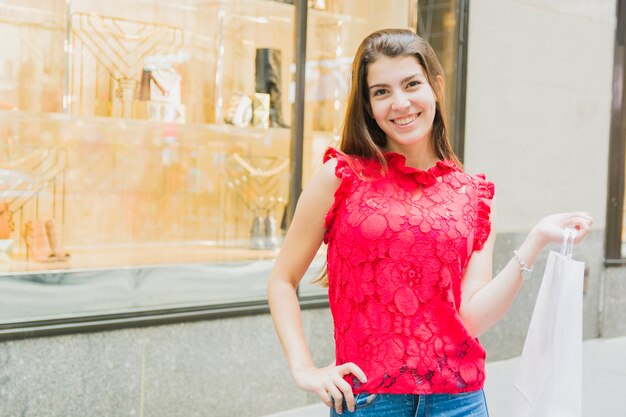 Mujer bonita con el bolso de compras blanco