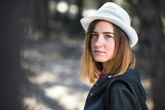 Mujer bonita en bonito bosque