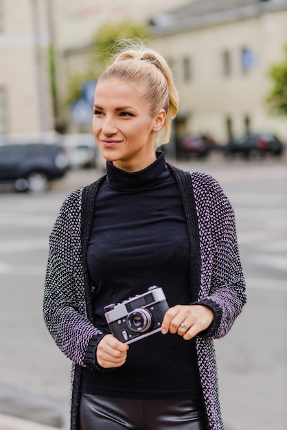 Foto gratuita mujer bonita con la cámara en la calle