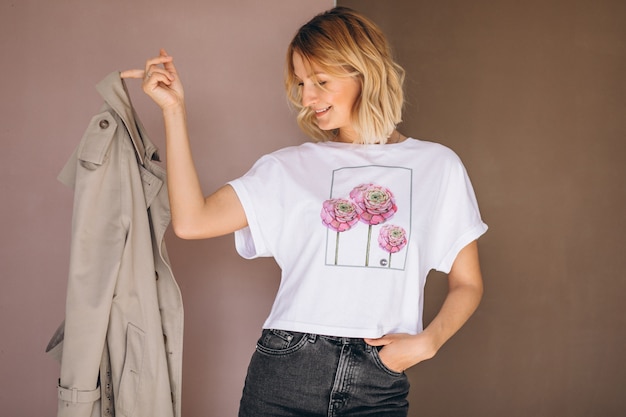 Mujer bonita con camiseta