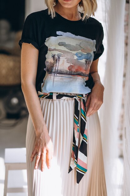 Mujer bonita con camiseta