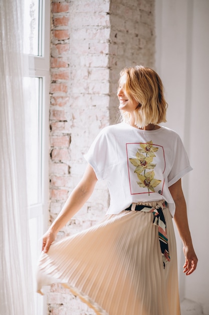 Mujer bonita con camiseta