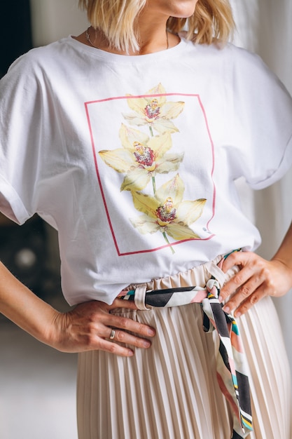 Mujer bonita con camiseta