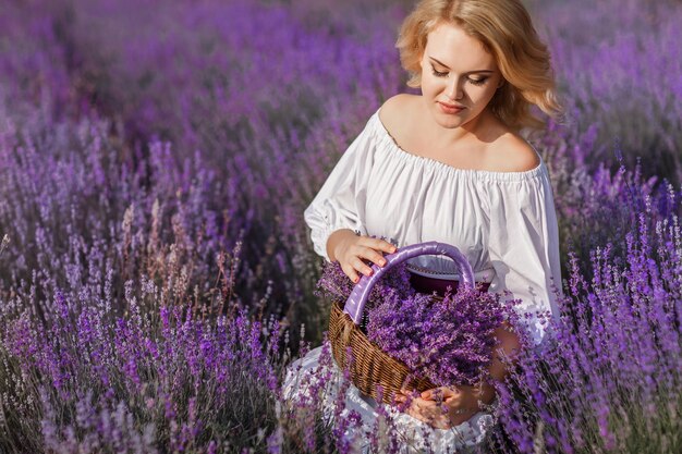 mujer bonita en campo de lavanda