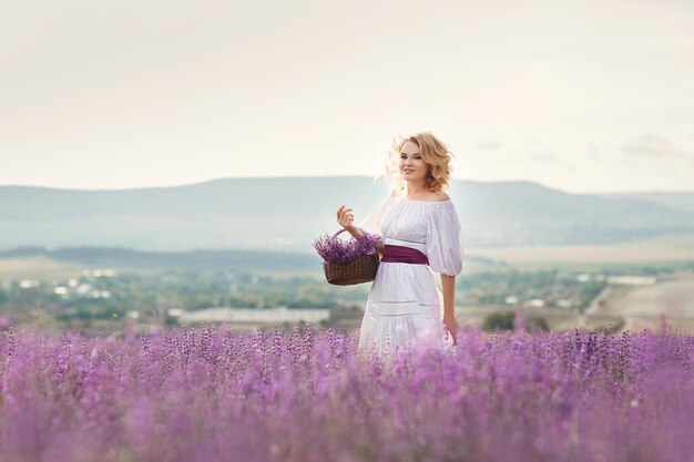 mujer bonita en campo de lavanda