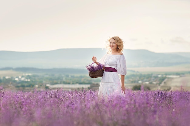 mujer bonita en campo de lavanda