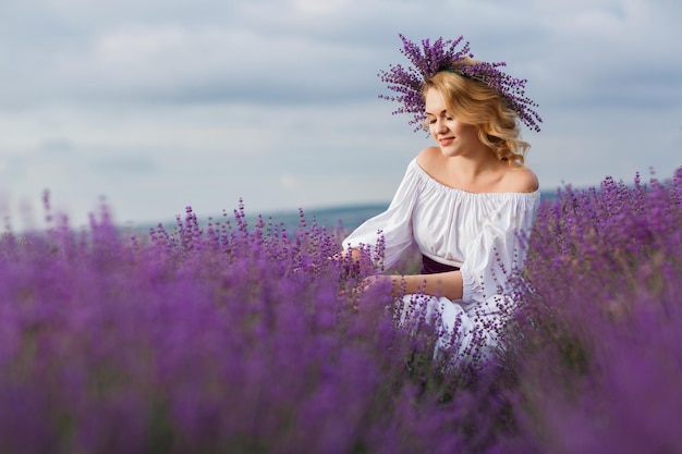 Mujer bonita en campo de lavanda